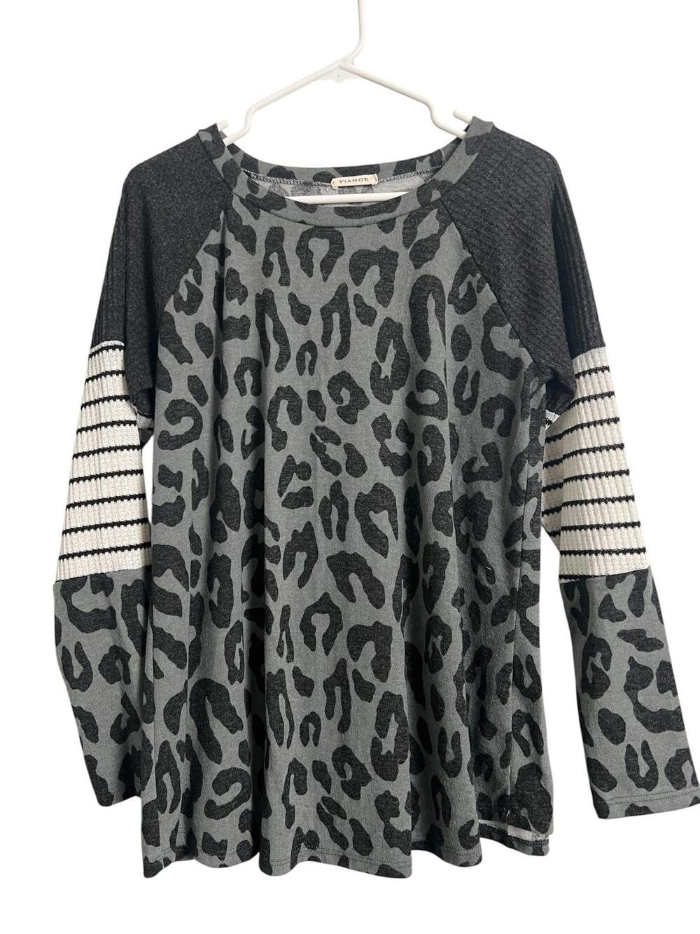VIAMOR Shirt Womens Medium Gray Leopard Raglan Stripe Sleeve Knit Top Casual